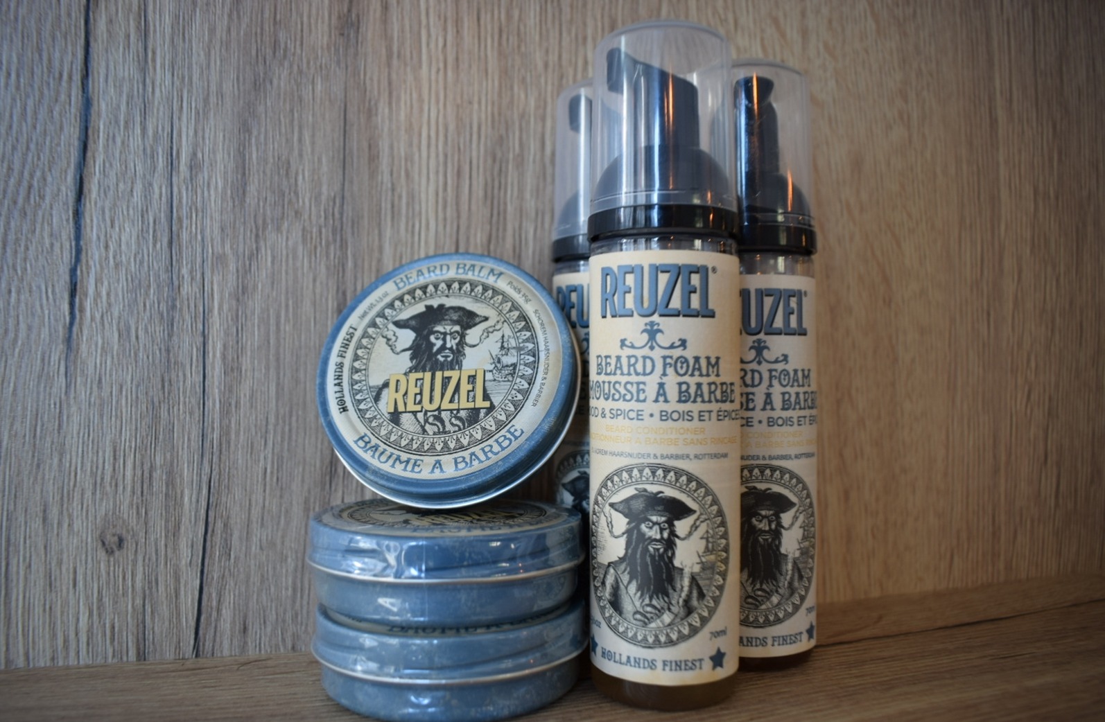 Reuzel pomade en Reuzel beard foam op een houten plank
