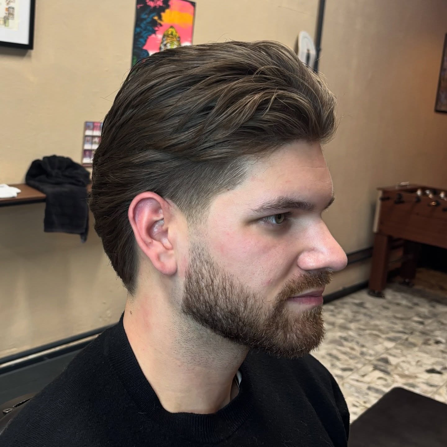 Klant met een fade en volle, bijgewerkte baard, van opzij